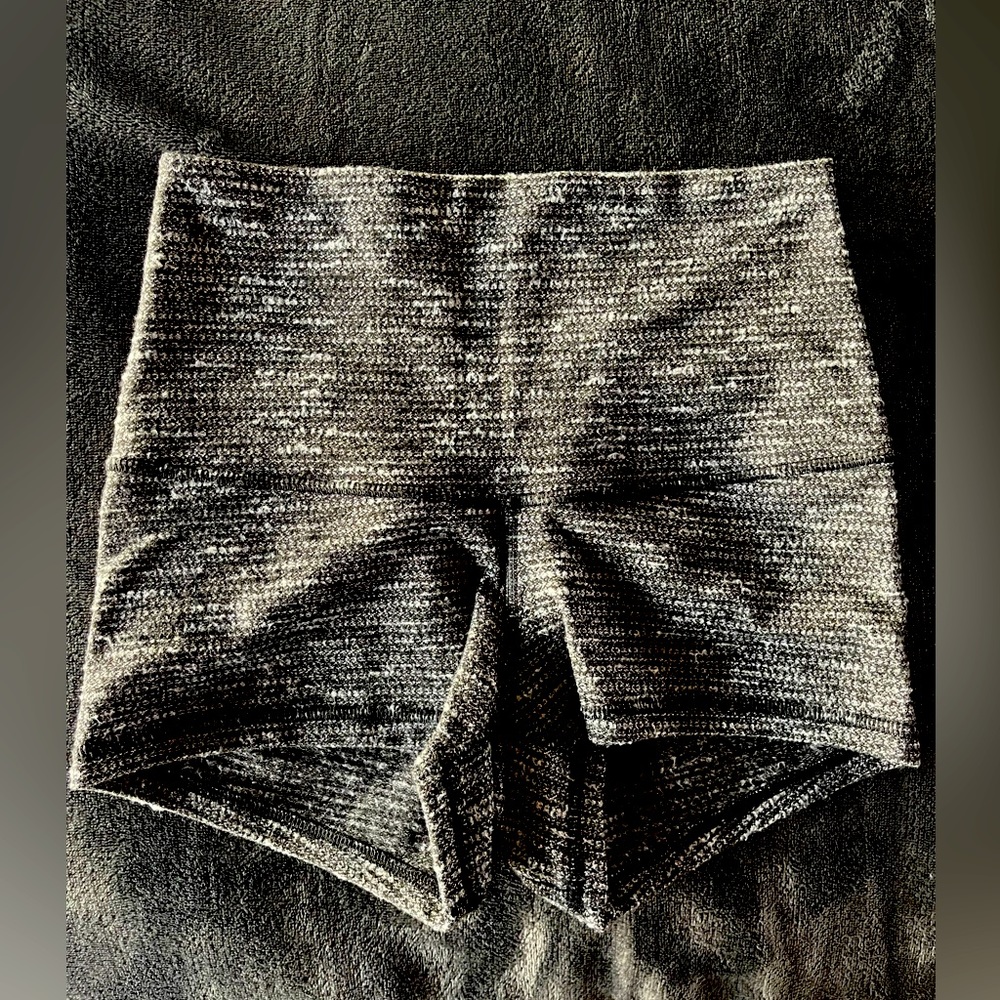 Like new lululemon high waisted booty shorts size 4 - SOFT!